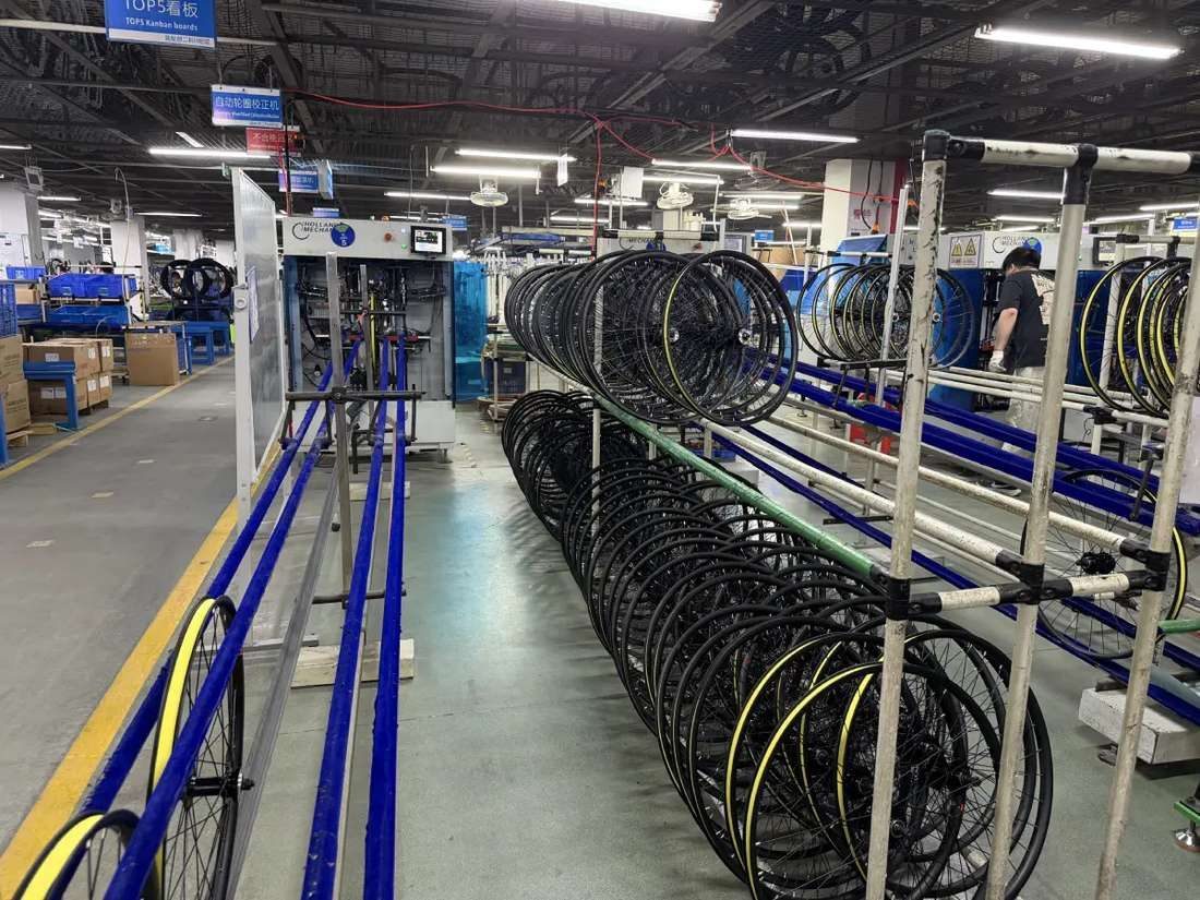 Línea de producción de bicicletas en la fábrica de uno de nuestros proveedores en China, durante una visita sobre el terreno